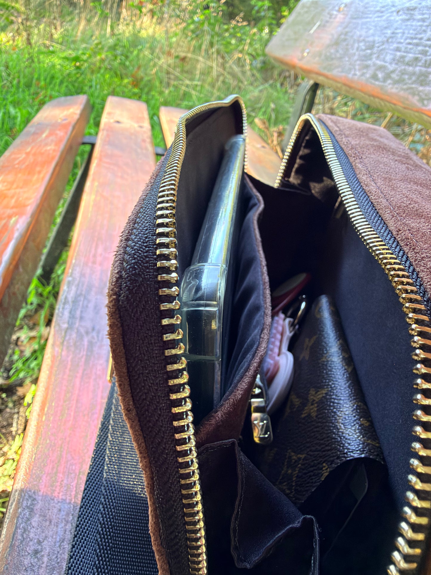 Pre-Order: The E-Reader Handbag Brown & Gold